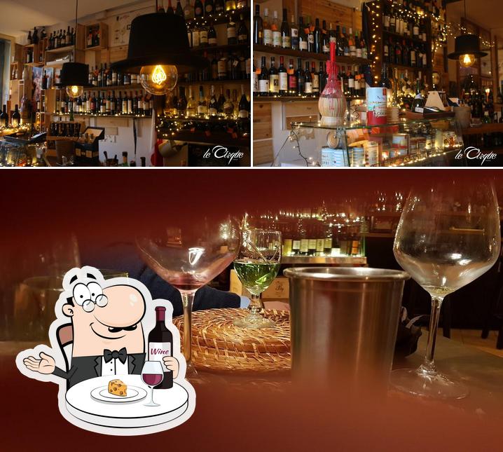 Ordina un bicchiere di vino a La Taverna di Le Cirque - private restaurant