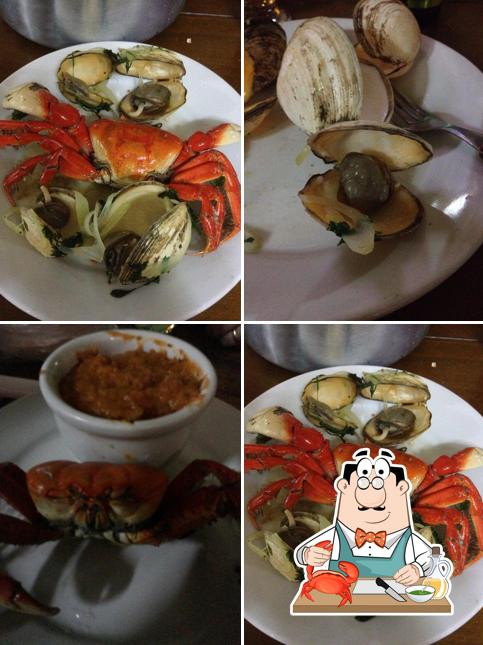 Consiga diferentes pratos de frutos do mar servidos no Boteco do Caranguejo Villas