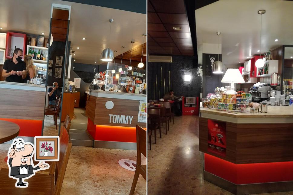 Siediti a un tavolo di BAR TOMMY