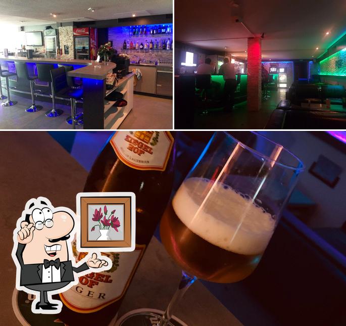 Tra le varie cose da Perplex Bar & Lounge si possono trovare la interni e birra