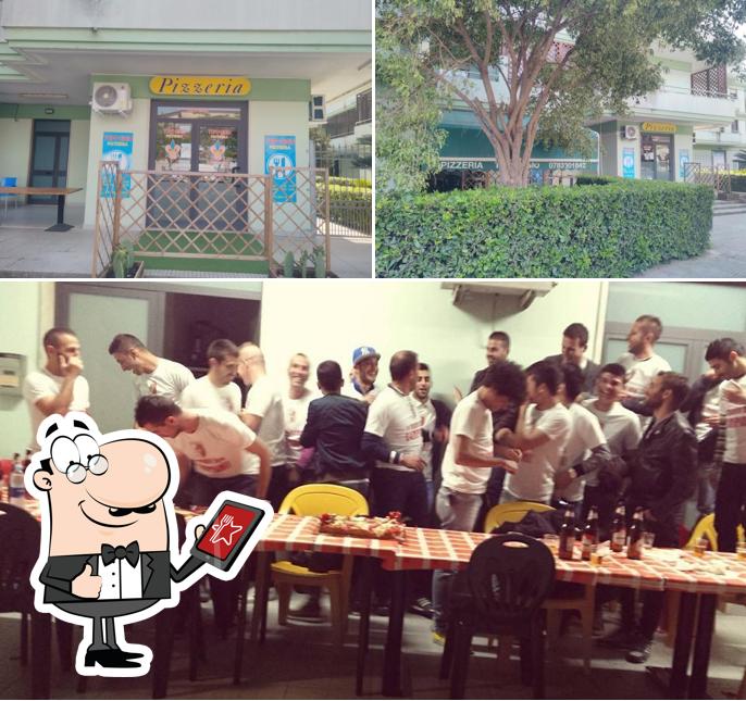 Tra le varie cose da Pizzeria Topo Gigio si possono trovare la esterno e interni