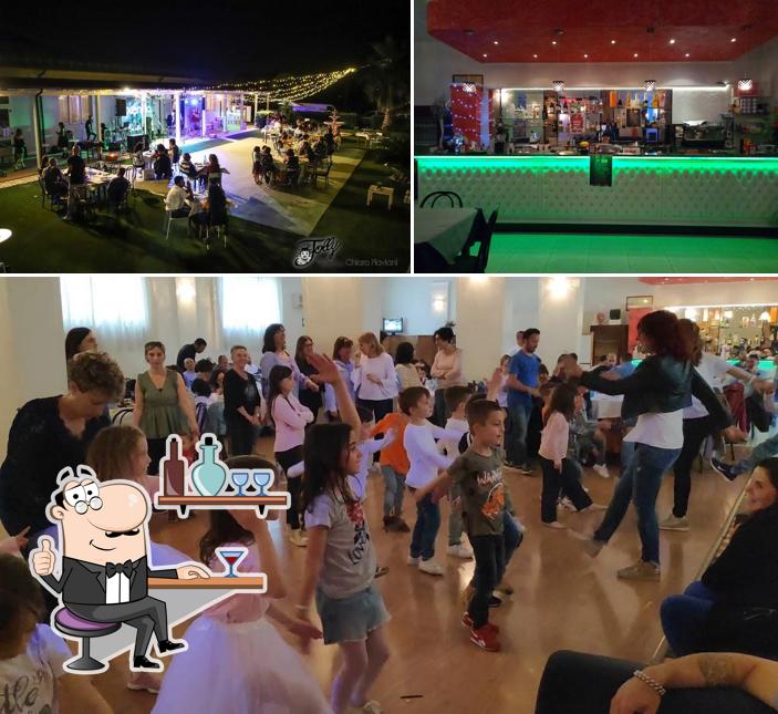 Dai un'occhiata agli interni di Jolly Dance & Restaurant