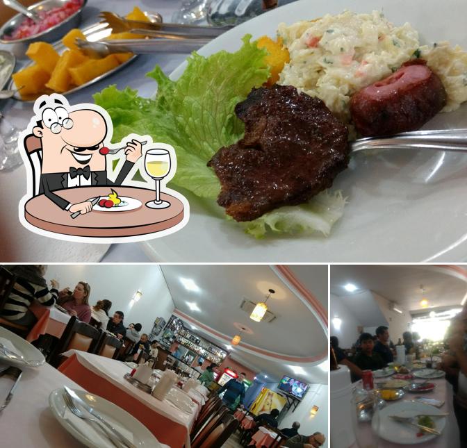A imagem da comida e mesa de jantar no Restaurante João de Barro