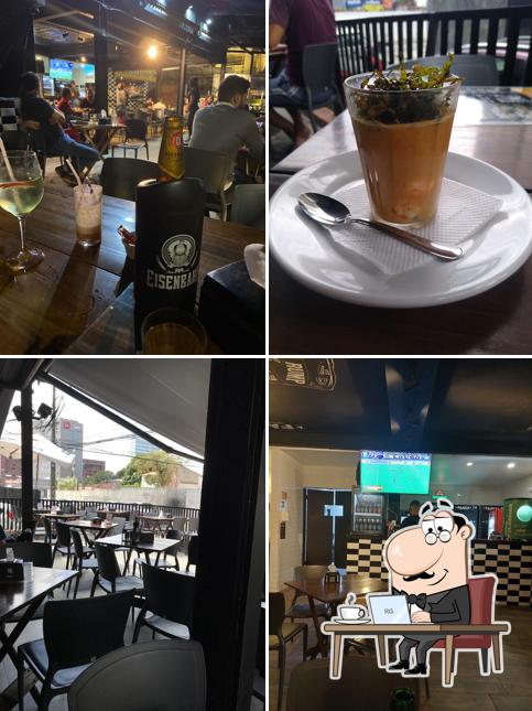 Sente em uma das mesas no Faaca Boteco e Parrilla