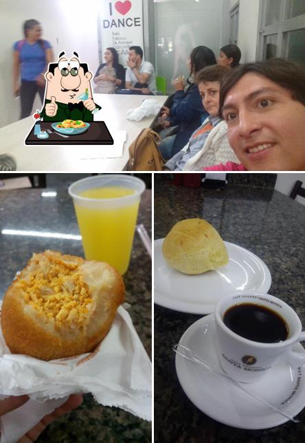 Entre diferentes coisas, comida e interior podem ser encontrados no Café Teatro