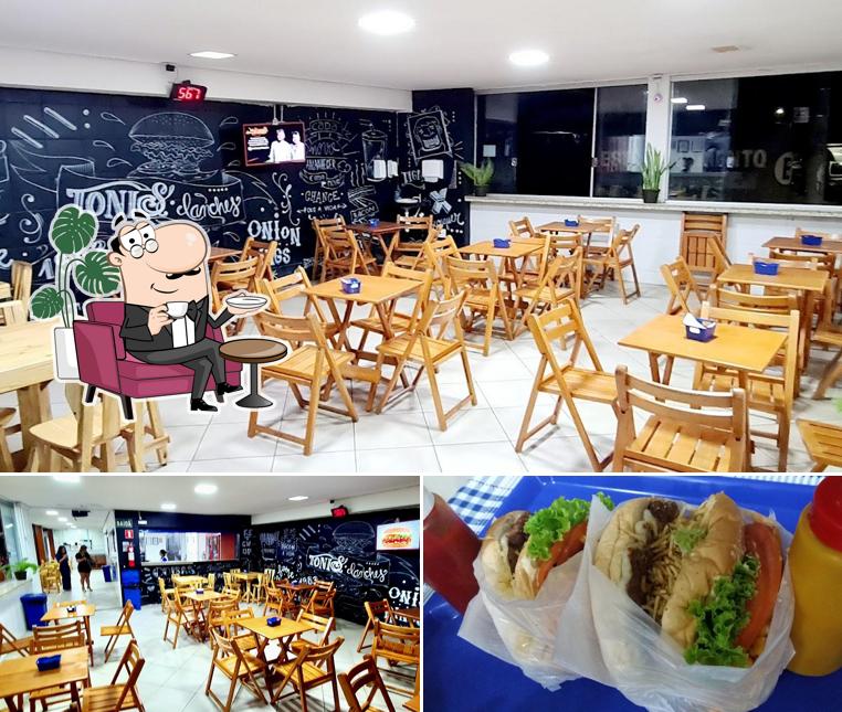 Entre diferentes coisas, interior e comida podem ser encontrados no Toni's Lanches