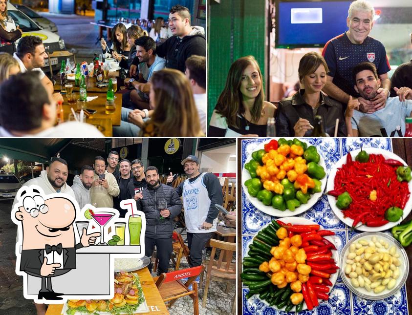 Entre diferentes coisas, balcão de bar e comida podem ser encontrados no Bar Do Moises