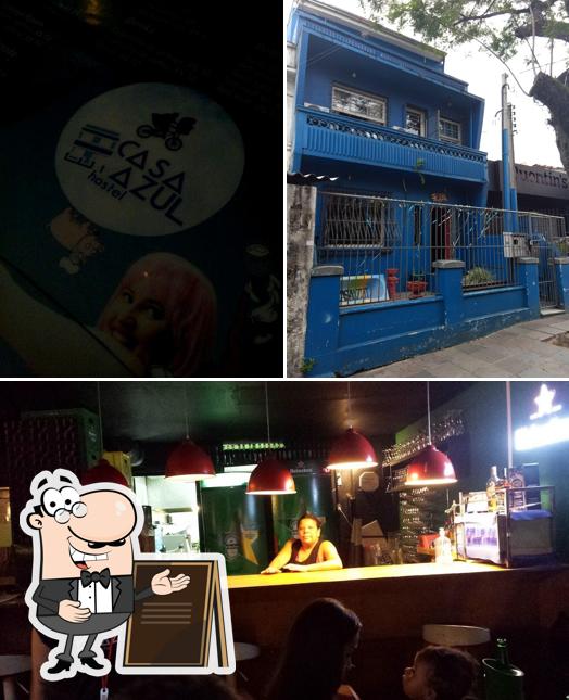 A imagem da exterior e balcão de bar no Collab Casa Azul