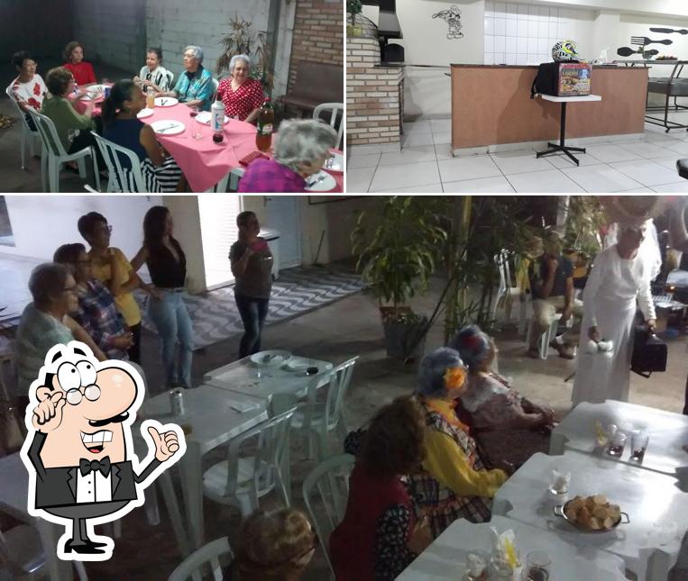 Sente em uma das mesas no Restaurante E Pizzaria Casébre