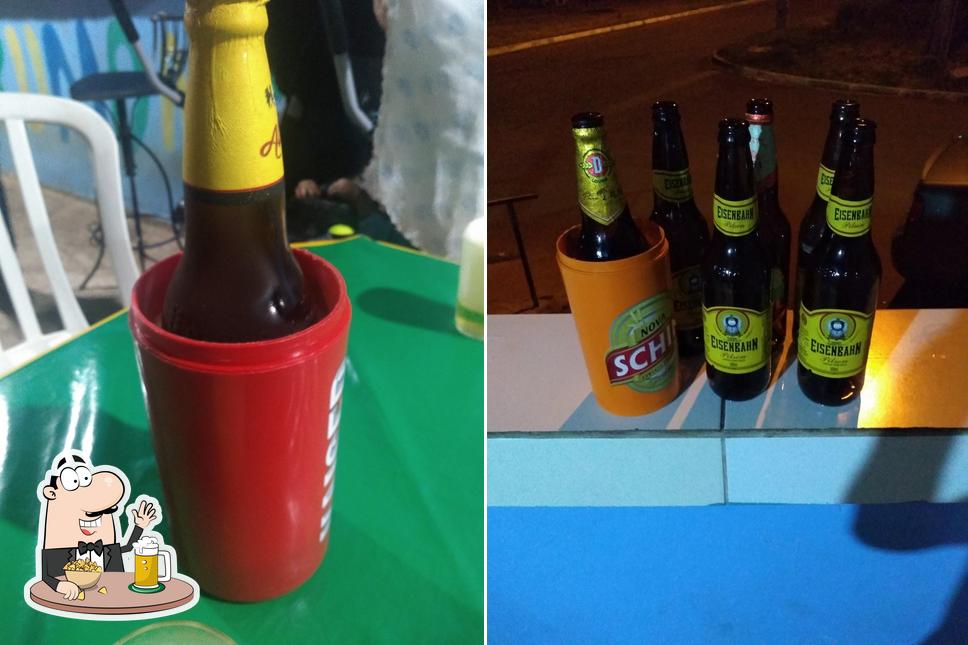 Desfute um copo de cerveja leve ou escura