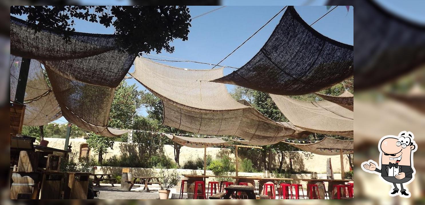 La Guinguette de Marius et la place du marché
