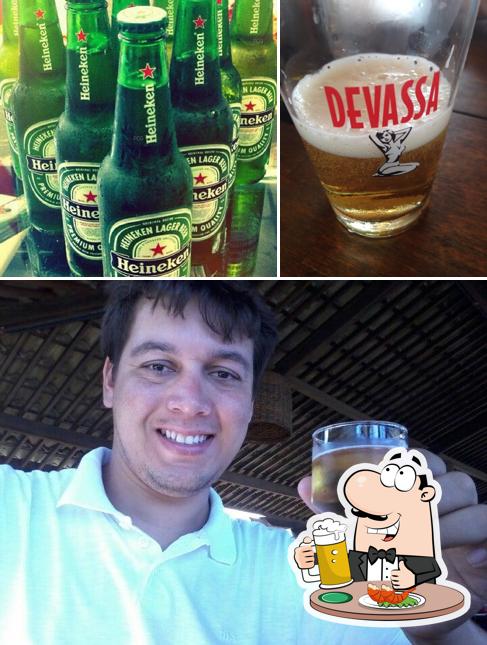 Desfute um copo de cerveja leve ou escura