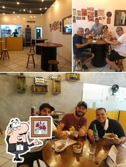 Sente em uma das mesas no F.D.P burger e chopp