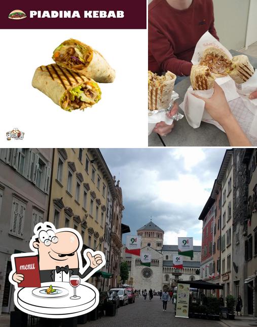 Questa è la immagine che mostra la cibo e esterno di Friendly fast food
