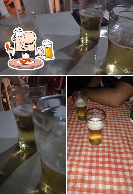 Desfute uma tulipa de cerveja leve ou escura