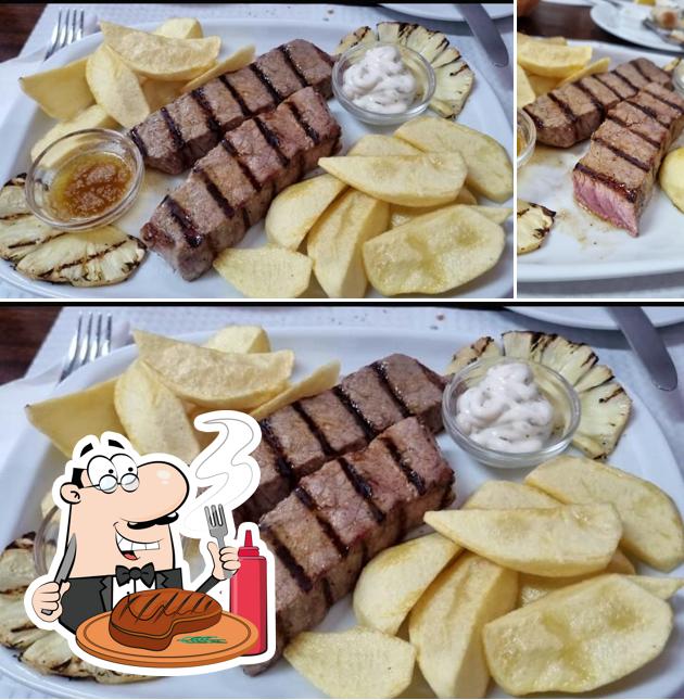 Order meat dishes at A Roda Pampilheira