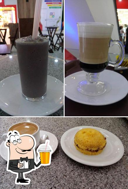 Desfrute de um drinque no Lura Café