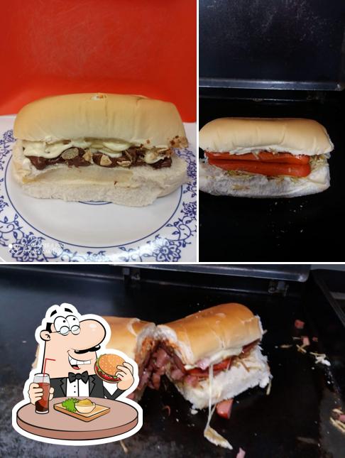 Delicie-se com um hambúrguer no Hot Dog Da Mãe