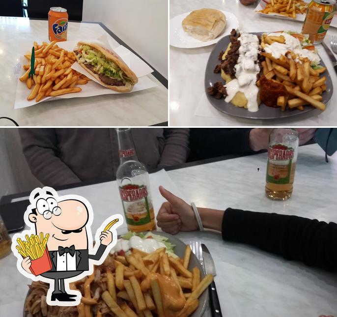 A Kumpir vous pouvez essayer des frites, des pommes frites