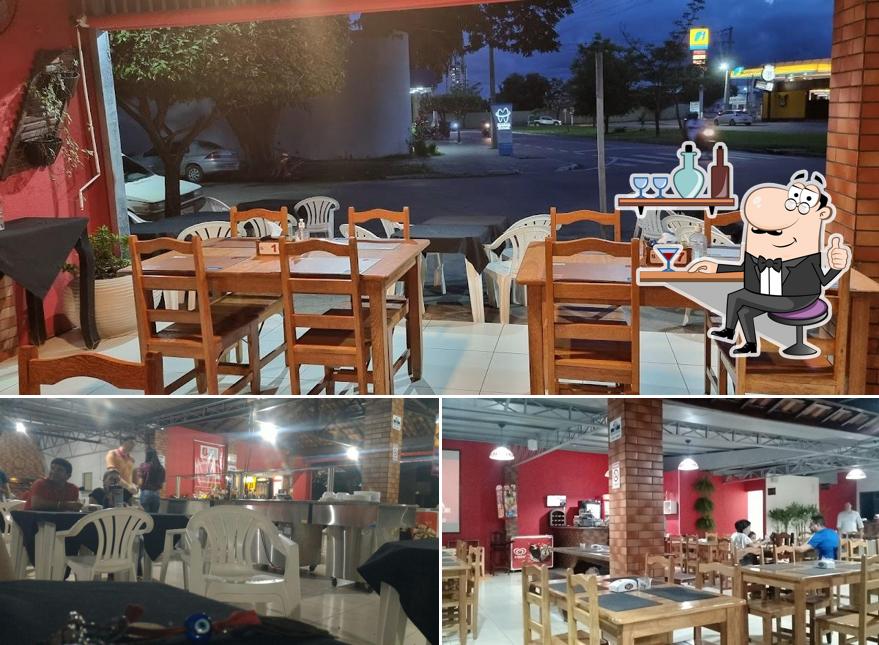 Sente em uma das mesas no Espeto Grill Restaurante e Espetaria