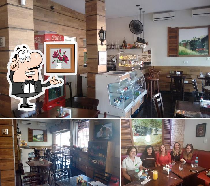 Sente em uma das mesas no Estação Gourmet