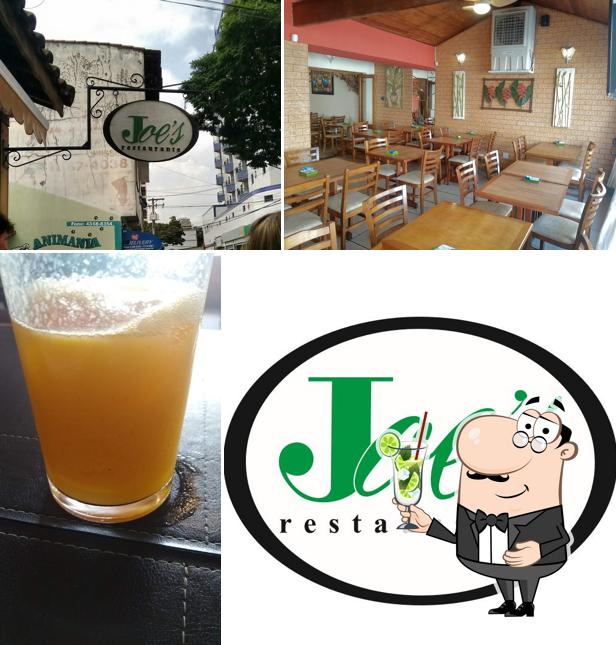 Desfrute de uma bebida no Joe's Restaurante