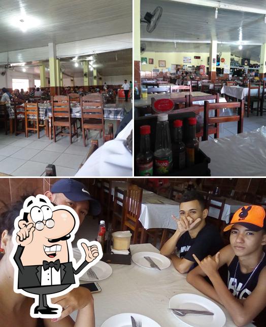 Sente em uma das mesas no Churrascaria Acauã
