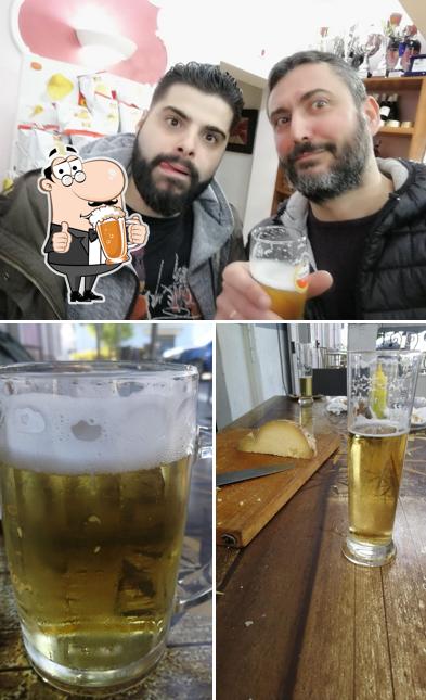 Puoi prenderti un rinfrescante bicchiere di birra chiara o scura