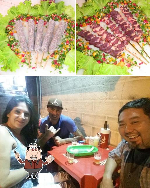 Confira a foto ilustrando comida e mesa de jantar no Gato Grill Churrasco