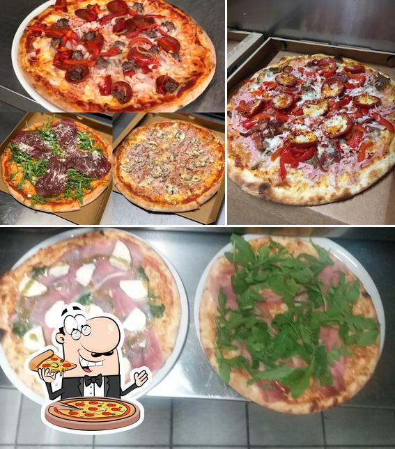 Elige una pizza en Café & Restaurant Mona