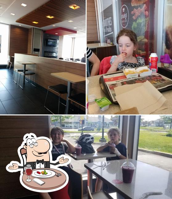 Parmi les différentes choses de la table à manger et la intérieur, une personne peut trouver sur McDonald's