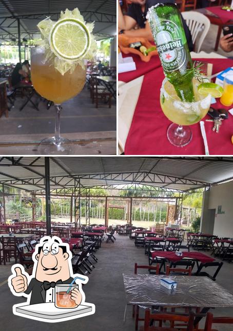 A bebida e interior do restaurante