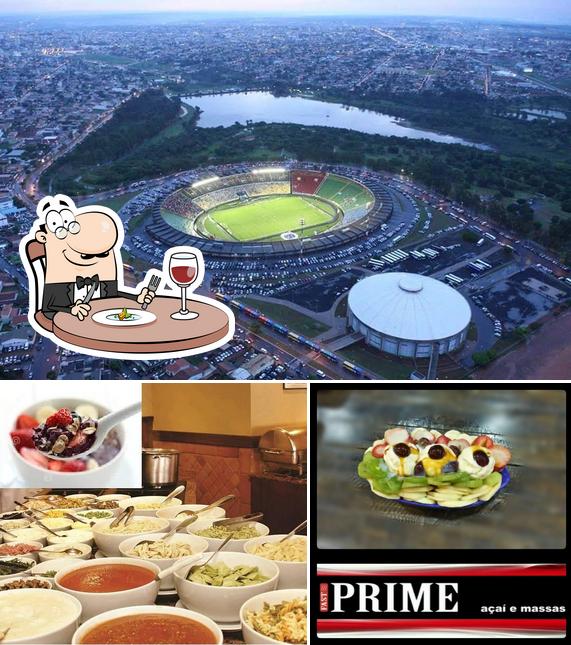 Entre diferentes coisas, comida e exterior podem ser encontrados no Fast Prime Acaí e Massas