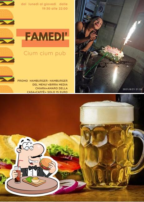 Prenditi un hamburger a Cium Cium Pub