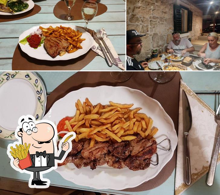 Assaggia un piatto di patatine a Konoba Mureta