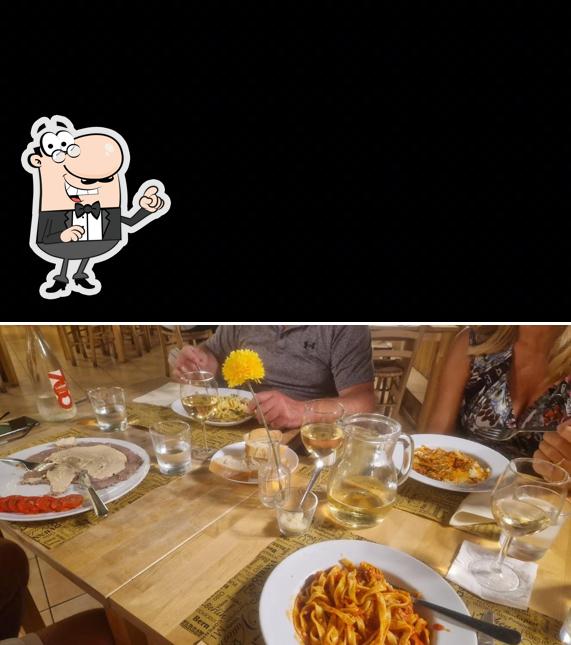 Siediti a un tavolo di Trattoria La Sosta