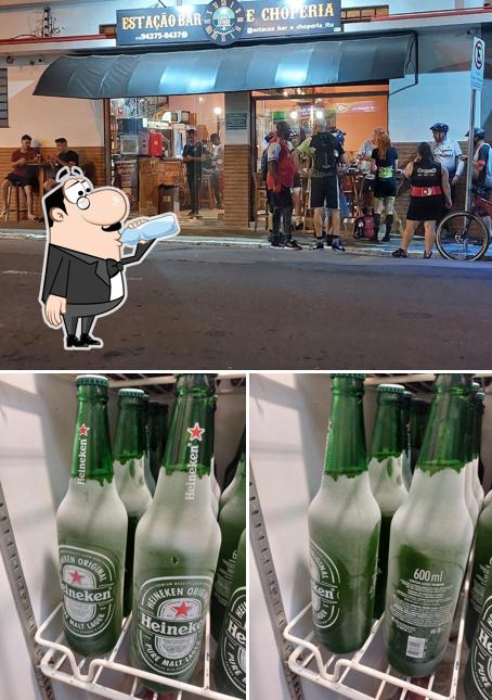 Esta é a foto mostrando bebida e exterior a Estação Bar e Choperia