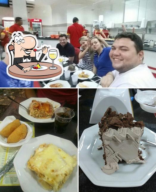 Dê uma olhada a imagem apresentando comida e interior no Puro sabor