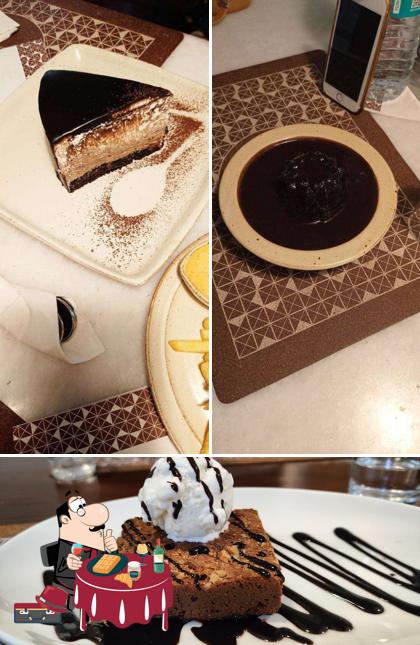 Cafe CakeBee provides a variety of desserts