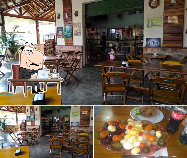 A interior e comida do restaurante