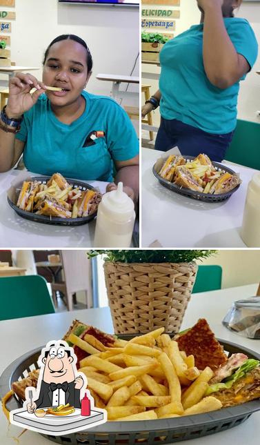 Order fries at Barra Don Eligio