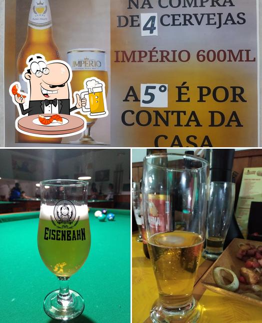 Desfute um copo de cerveja leve ou escura