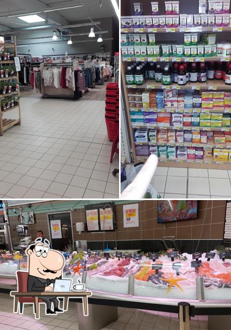 L'intérieur de Intermarché SUPER Montélier