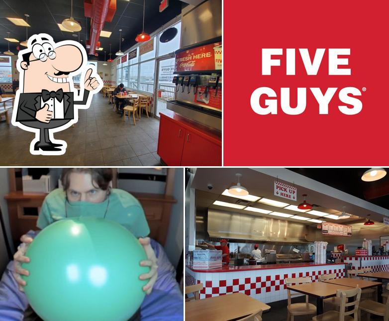 Это фотография фастфуда "Five Guys"