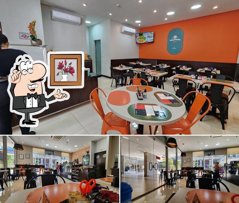 Sente em uma das mesas no Excelentíssimo Café e Restaurante