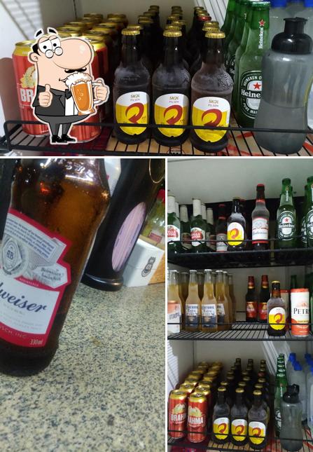 Peça um copo de cerveja leve ou escura