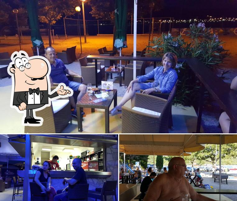 Siediti a un tavolo di Maxi BAR