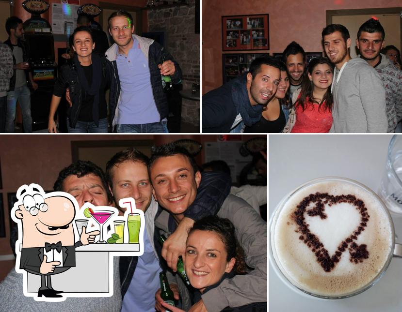 La foto di bancone da bar e bevanda da Caffé del corso