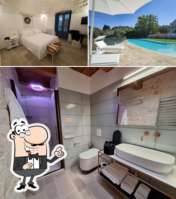 Siediti a un tavolo di BORGOFREDDO LUXURY SUITE