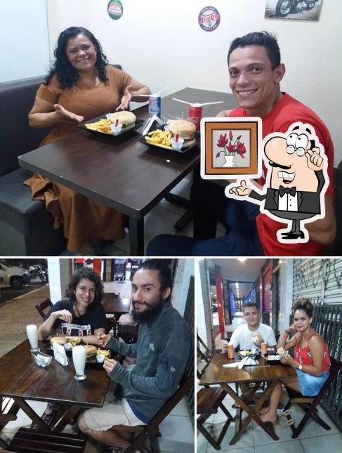 Confira a imagem mostrando interior e mesa de jantar a Hamburgueria Carioca